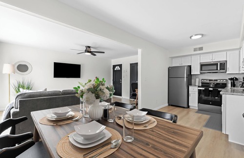 Royal Oak Apartment | New! Modern 1BR Corner Flat | Central in Royal Oak