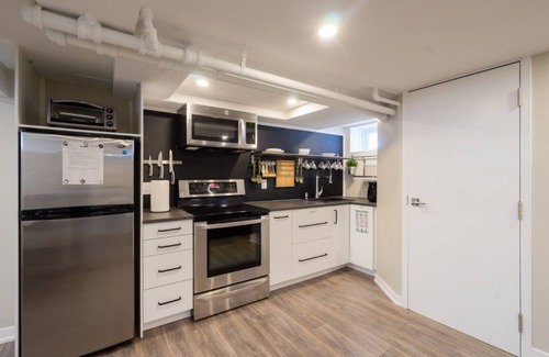 Islington House | New, Modern 2 bed & 2 bath with Jacuzzi tub near Toronto Pearson Airport