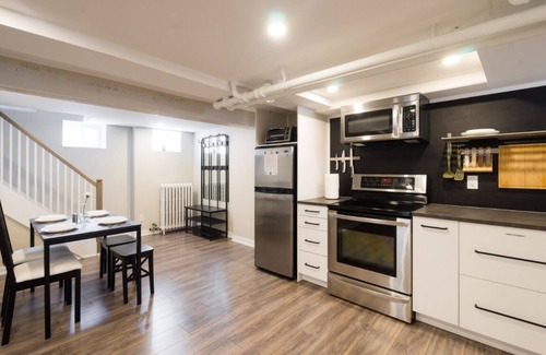 Islington House | New, Modern 2 bed & 2 bath with Jacuzzi tub near Toronto Pearson Airport