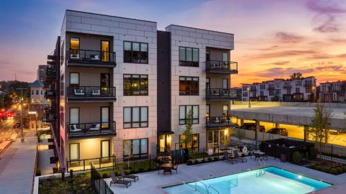 West End House | New Modern 2BDR in Walkable Midtown w Gym Pool Honkey-Tonk by AvantStay