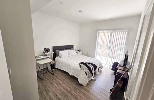La Brea Condo | NEW MODERN 3-BED/3BATH condo CENTER OF LA PS5 WiFi AC PATIO