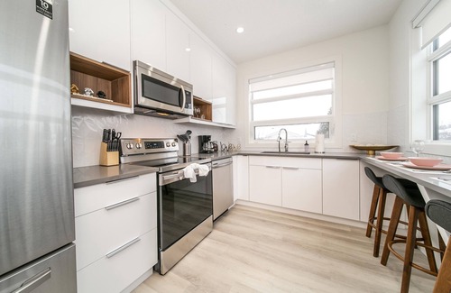 Southwest Edmonton House | ☆NEW☆Modern 3 Bedroom☆Central☆WiFi☆Netflix✔Clean!