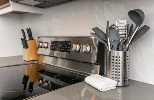 Southwest Edmonton House | ☆NEW☆Modern 3 Bedroom☆Central☆WiFi☆Netflix✔Clean!