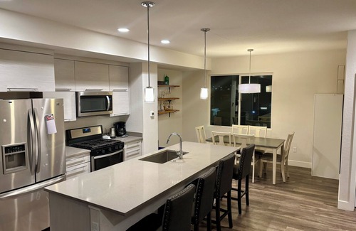 Lakewood House | New, Modern 3 BR Townhouse near Sloan’s Lake!