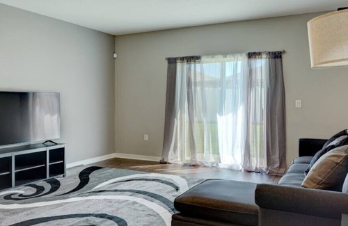 Davenport House | NEW modern⭐️3BR/2BA w KING SIZE BED⭐️POOL, NEAR DISNEY and CHAMPIONS GATE