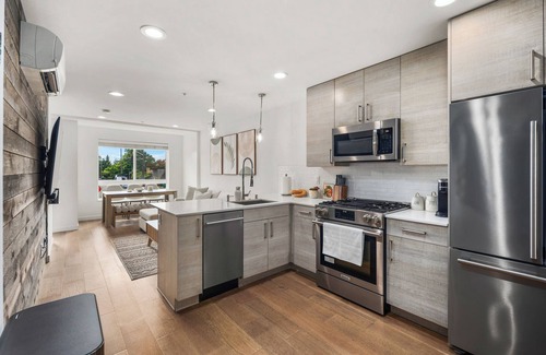 Whittier Heights House | NEW! Modern Ballard Retreat 3BR 2.5BA Fits 8 People with AC 1 King 3 Queen Beds