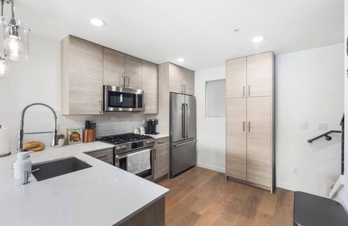 Whittier Heights House | NEW! Modern Ballard Retreat 3BR 2.5BA Fits 8 People with AC 1 King 3 Queen Beds