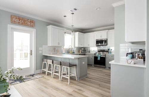 Crystal Beach House | New Modern Beach Escape 4BR/3BA Steps to Shore