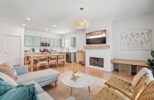 Coachella House | NEW Modern Boho Retreat~ Pool~Hot Tub~ Firepit~ Game Room~ Near PSP