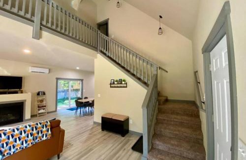 Paradise Estates House | NEW Modern Cabin! 5mi to Mt Rainier National Park! Hot Tub & Wifi