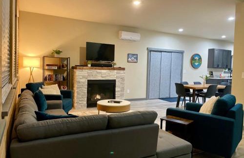 Paradise Estates House | NEW Modern Cabin! 5mi to Mt Rainier National Park! Hot Tub & Wifi