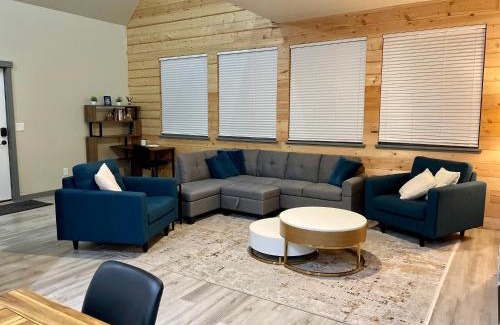 Paradise Estates House | NEW Modern Cabin! 5mi to Mt Rainier National Park! Hot Tub & Wifi