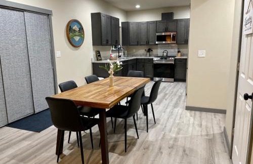 Paradise Estates House | NEW Modern Cabin! 5mi to Mt Rainier National Park! Hot Tub & Wifi