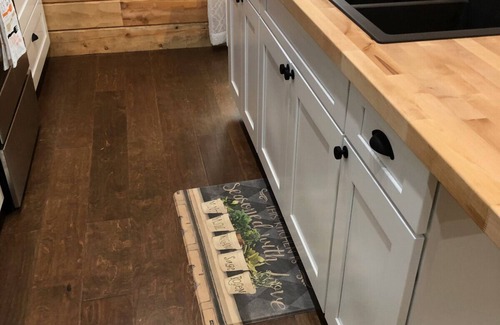 Ellijay Cabin | New Modern Chalet Creekside 2 decks +privacy suite