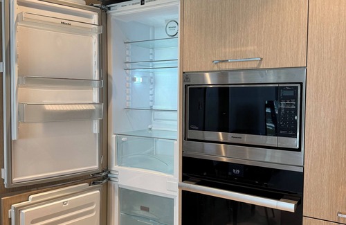 Golden Village Apartment | New Modern Condo w/Pool, Gym &free parking- Prime Richmond Location