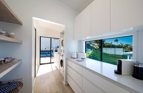 Airlie Beach House | New Modern Contemporary Holiday Home in the heart of Airlie Beach