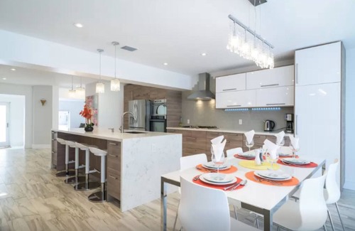 Fort Lauderdale House | New Modern Coral Villa! Private Heated Pool! 1 Mile To Beach! BBQ !