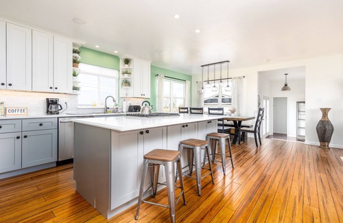 Montrose House | New! Modern country living, 4br