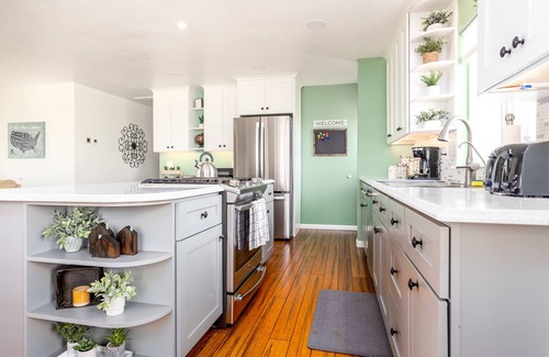 Montrose House | New! Modern country living, 4br