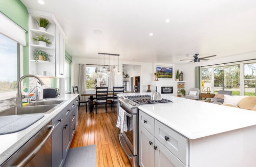 Montrose House | New! Modern country living, 4br