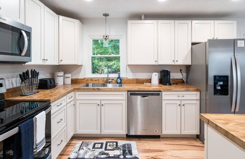 Linden Cottage | New! Modern family cottage oasis with fast WiFi and pet friendly.