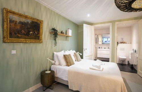 Da Costabuurt Apartment | NEW! Modern Gallery Nassau Canal Suite