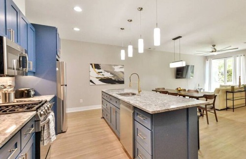 Home Park House | New Modern Home - 5 min walk to Georgia Tech, Sleep 14