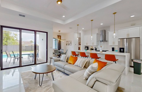 Diplomat House | New modern home with pool, lawn, W/D, Wifi and AC