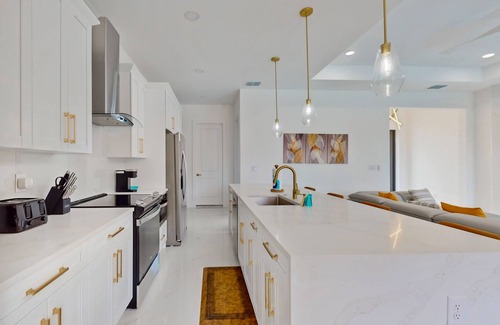 Diplomat House | New modern home with pool, lawn, W/D, Wifi and AC