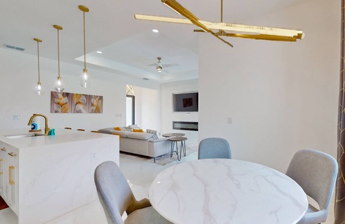 Diplomat House | New modern home with pool, lawn, W/D, Wifi and AC