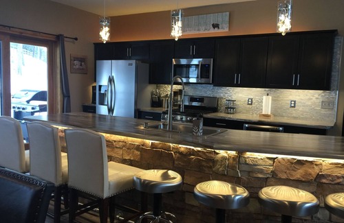 Rapid City House | New Modern Lodge! Central Black Hills, 4 bdrms/2 baths - 15 min. to Mt. Rushmore