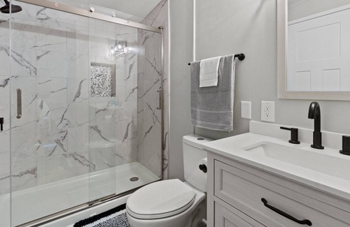 Angola House | New! Modern Luxury Boho Lakehouse 2BR w/Dock Slip