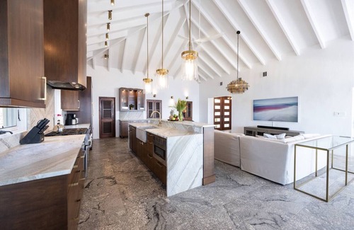 Estate Bakkero Villa | NEW Modern Luxury w/Pool Near Nightlife