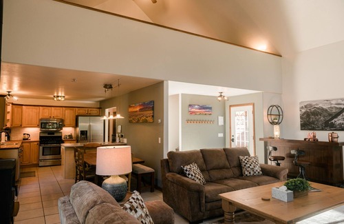 Ouray House | New! Modern mountain retreat. Bar, garage, luxurious backyard patio. Pristine!
