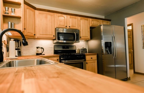 Ouray House | New! Modern mountain retreat. Bar, garage, luxurious backyard patio. Pristine!