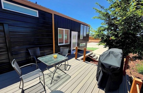 Apple Valley Apartment | New modern & relaxing Tiny House w/deck near ZION