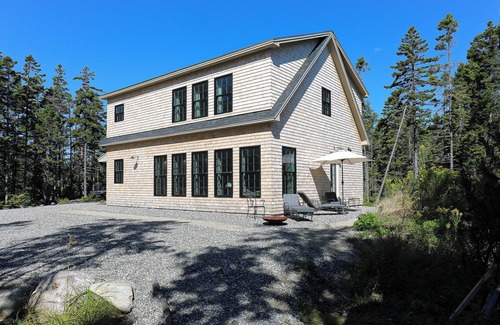 Bernard House | New Modern Retreat in Bernard