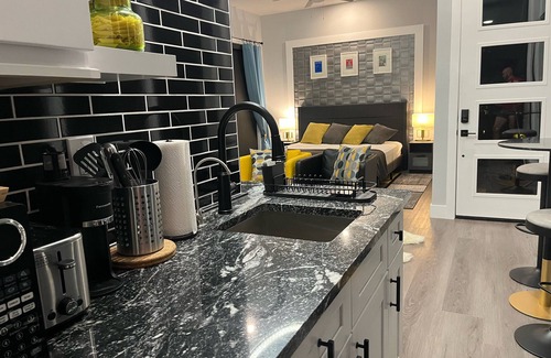 South Mountain Apartment | NEW Modern Studio Unit - perfect for 2!