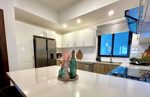 La Ceiba Apartment | *NEW* Modern & Stylish Condo With Rooftop Pool