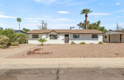 Tempe House | NEW Modern Tempe Home with Pool 4bd 2ba