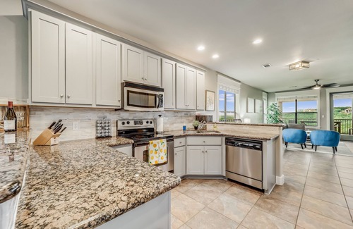Jonestown Condo | NEW! Modern Top Floor Villa with Panoramic Views