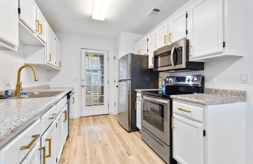 Griffin Heights House | New Modern Townhouse Next to FSU - CENTRAL - COMFY
