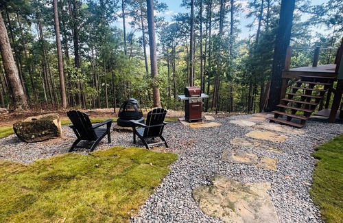 Elizabeth Cabin | New Modern Treehouse Cabin Hot Tub on Norfork Lake- Ozark Mountains-remote