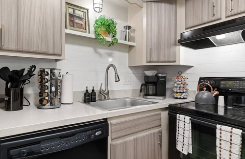 Royal Oak Apartment | New! Modern Upper Flat in Prime Royal Oak Location