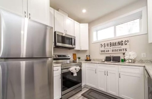 Whyte ave House | NEW - Mountain Chic Escape - Whyte Ave - Netflix - Clean!n