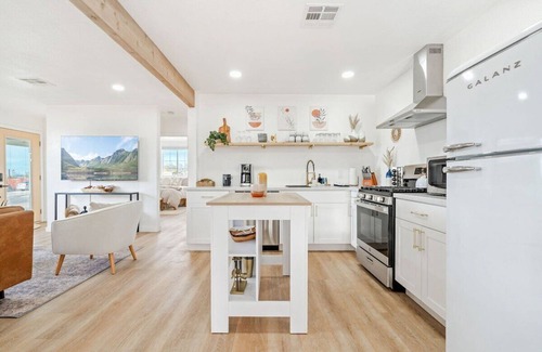 Joshua Tree House | NEW: Mountain View Retreat: Hot Tub & Fire Pit!