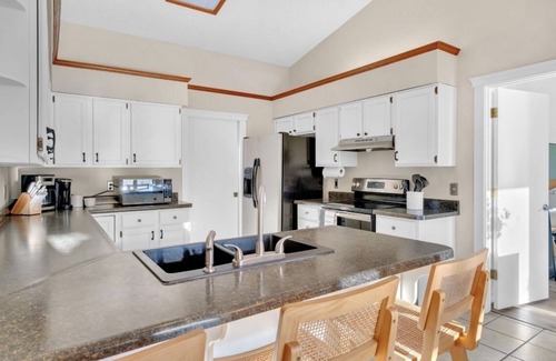 Sierra Vista House | NEW Mountain View 4 BDRM Home with Pool & Spa, right on a Golf Course