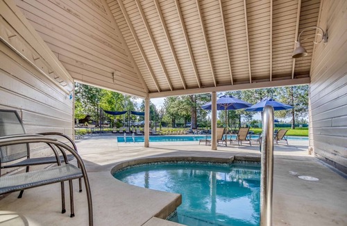RiverWild Condo | New! Mt Bachelor Village ~ King Suite ~ 1st level