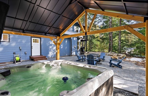 Paradise Estates Cabin | New Mt. Rainier Cabin-Hot Tub-WiFi-Fireplace