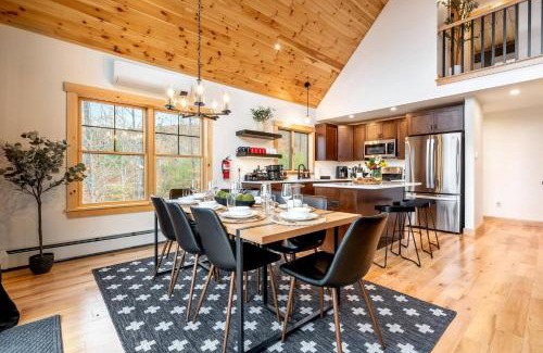 Bethel Ski Chalet | NEW Mtn View w/Swimspa-Firepit-Sauna-Games-DogsOK